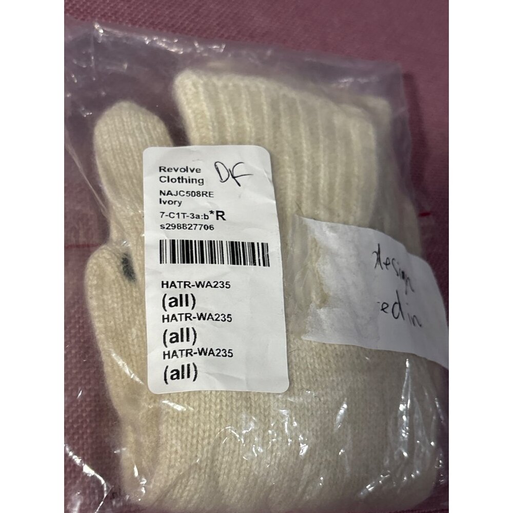 Hat Attack Cashmere Gloves in Ivory One Size New Womens Mittens Knit - Picture 6 of 6